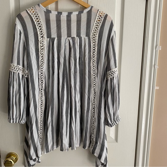 Chicwish loose fit tunic top gray white puff sleeve. V neck large/X-Large - Picture 2 of 8